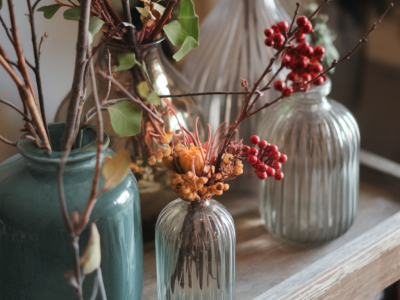 How to create a month-long seasonal centerpiece rotation using foraged stems and thrifted vases